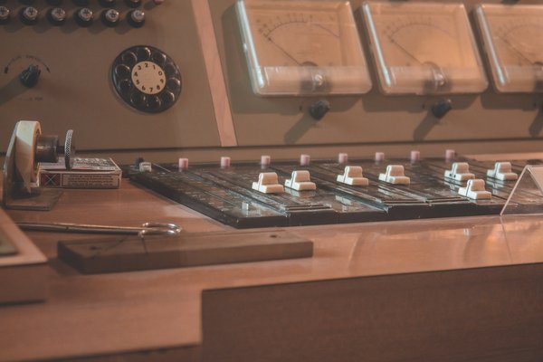 Yéyé : Plongée dans l'univers des tubes des années 60 et leurs icônes inoubliables