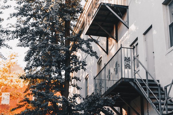 Allier sécurité, esthétique et fonctionnalité pour votre intérieur et extérieur avec des rampes d'escalier